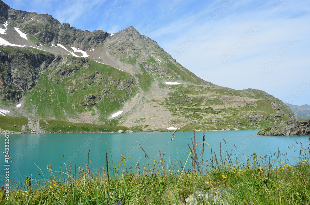 Россия, Кавказский природный биосферный заповедник. Чистая голубая вода Имеретинского озера (озера Безмолвия) в августе