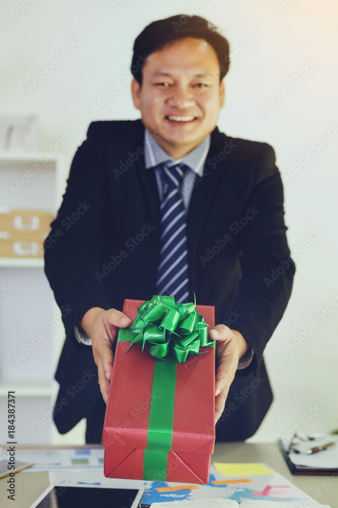 Executives give boxes to the staff and smile happily. Executives give boxes to the staff and smile happily.
