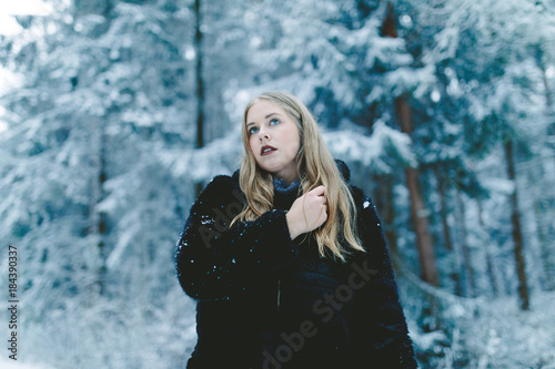 Junge blonde Frau in Winterlandschaft