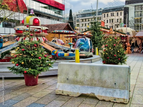 Obraz na płótnie Weihnachtsmarkt, Betonsperre w salonie