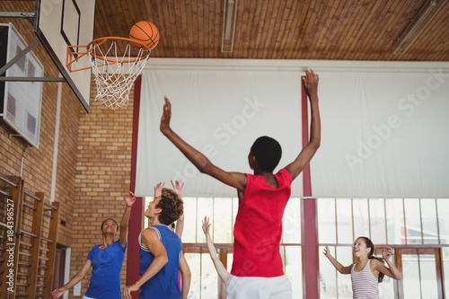 Determined high school kids playing basketball © WavebreakMediaMicro