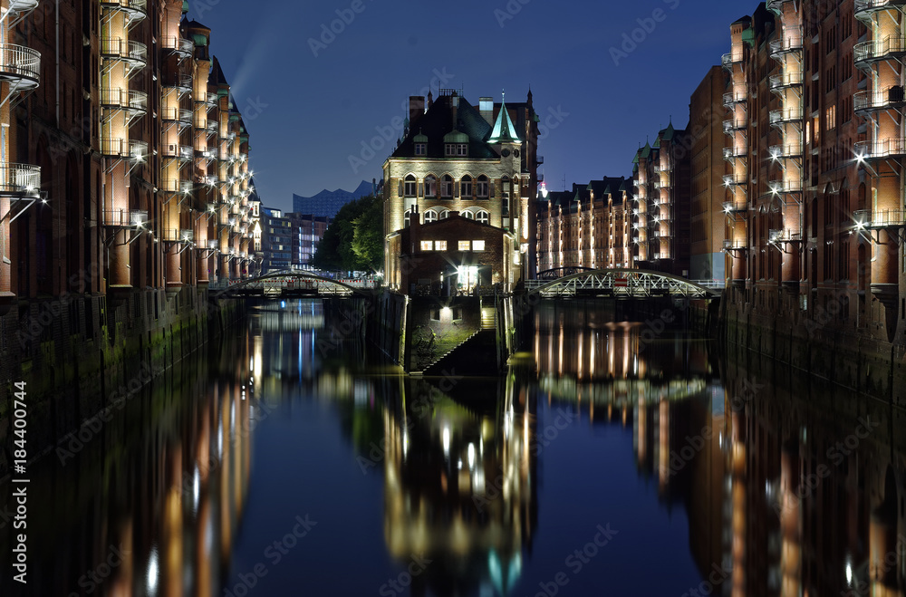 Hamburg Zollkanal mit historischer Speicherstadt im Hintergrund bei Nacht