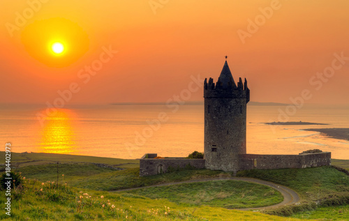 Fotografía Doonegore castle at sunset in Doolin, Ireland