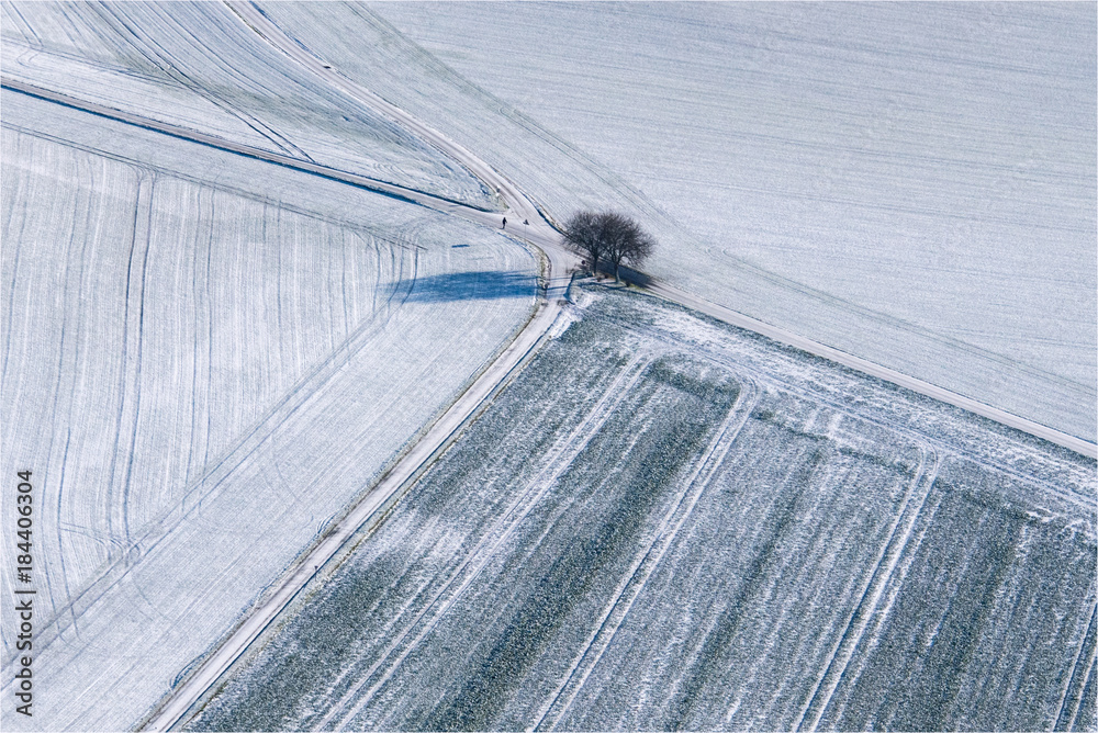 Photo aérienne de champs sous la neige dans les Yvelines en France