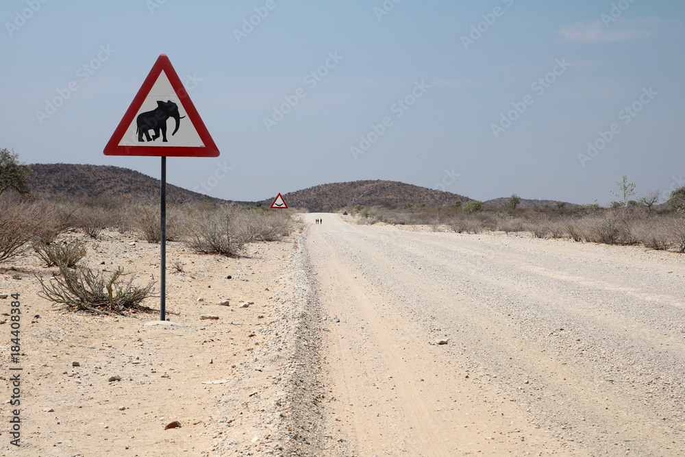 Straßen Warnschild Vorsicht Elefant.Where: M63 Richtung Outjo, Namibia.