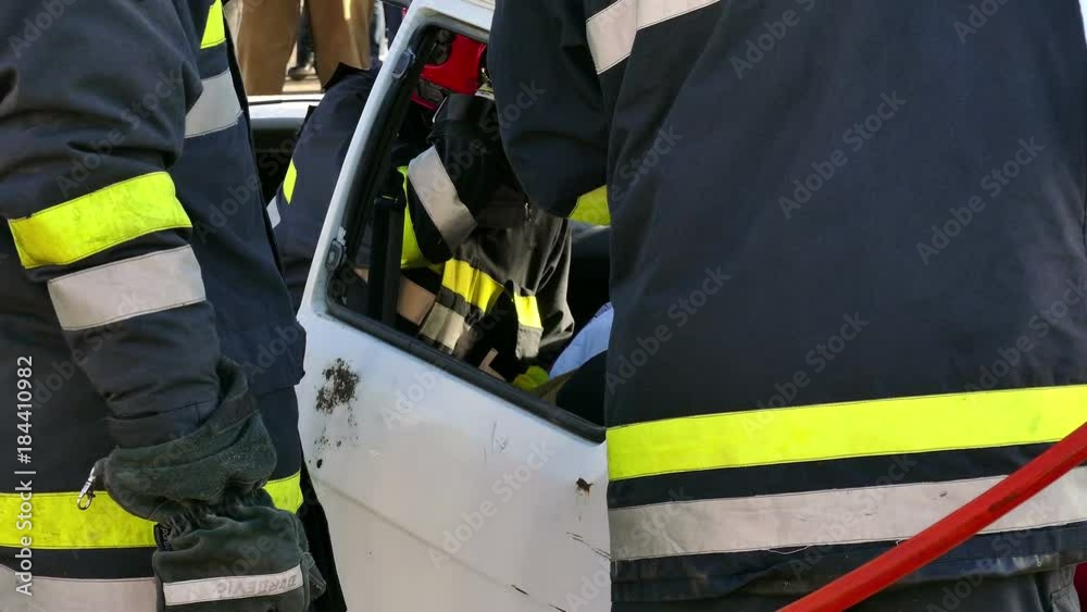 Firefighters rescuers helped victims of traffic accidents ; Teams to assist victims of traffic accidents - demonstration exercise Firefighters rescuers helped victims of traffic accidents ; Teams to assist victims of traffic accidents - demonstration exercise