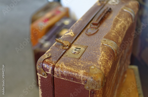 alter historischer Koffer, wie er früher von Auswanderern nach Amerika getragen wurde in Hamburg Deutschland Europa