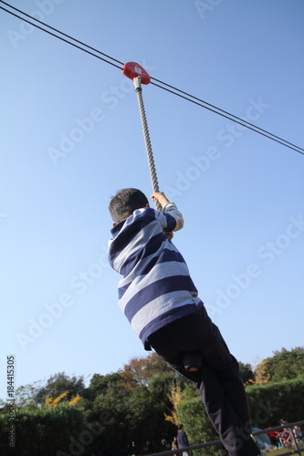 ターザンロープで遊ぶ小学生(2年生)