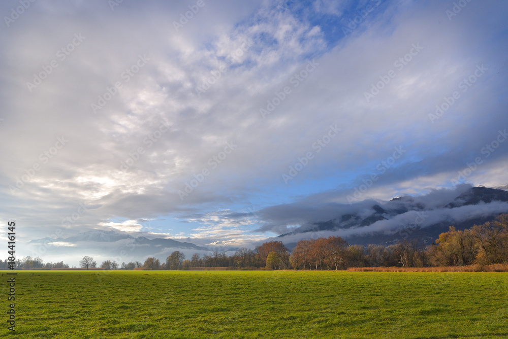 Panorama di campagna con cielo azzurro e nuvole bianche