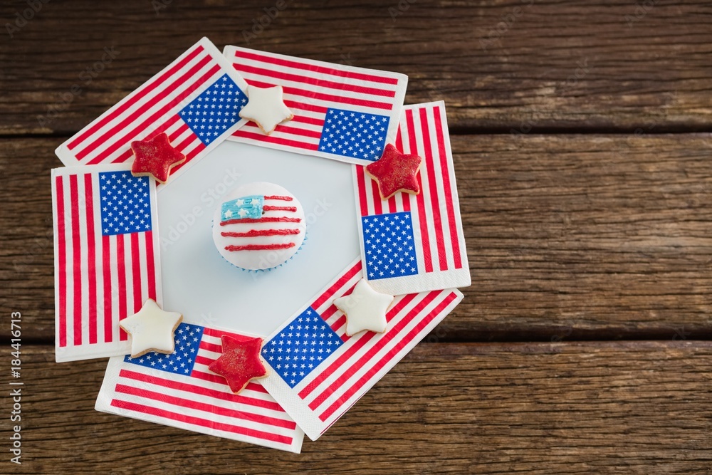 Obraz premium American flags and sugar cookies arranged over plate