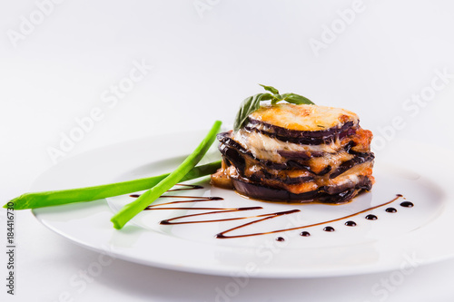 Foto eggplants parmigiana with cheese and tomato traditional recipe on a white plate