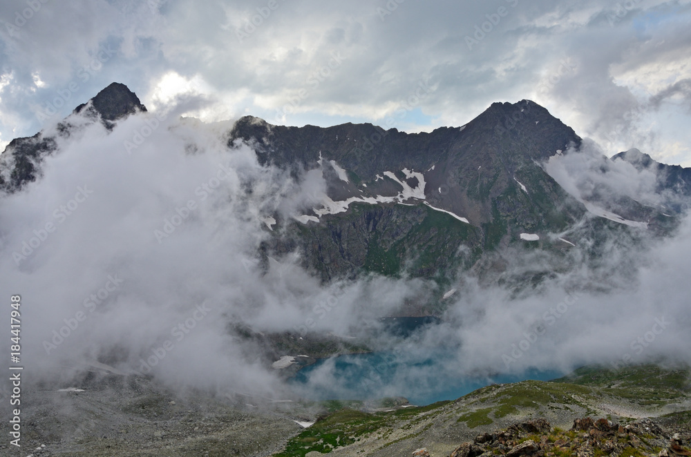 Туман стелется над Имеретинским озером (озером Безмолвия) в августе. Западный Кавказ
