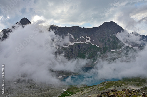 Туман стелется над Имеретинским озером (озером Безмолвия) в августе. Западный Кавказ © irinabal18