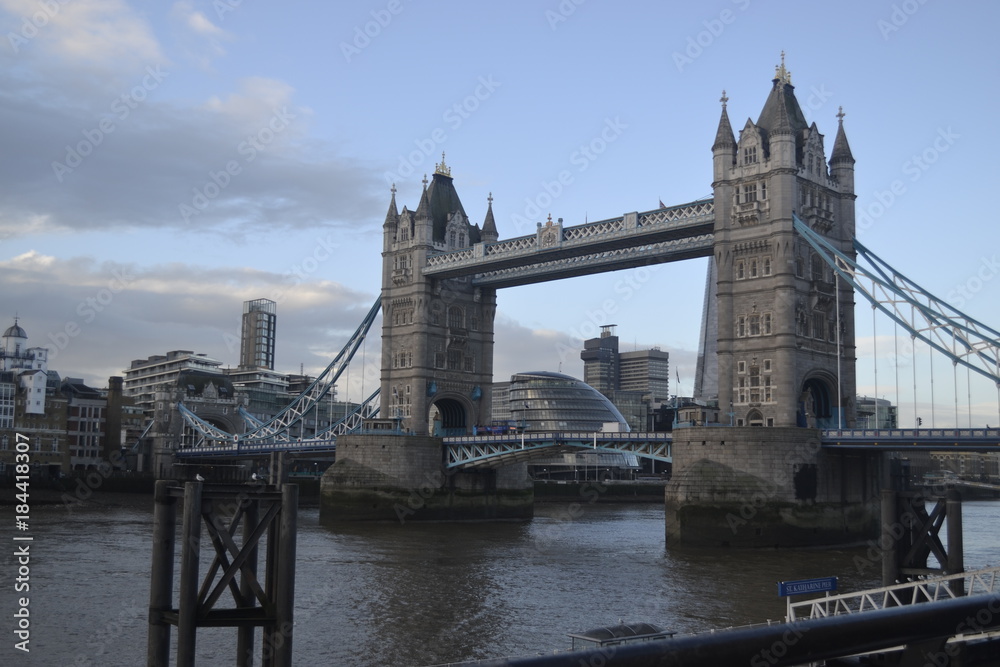 Die Tower Bridge ist eine Straßenbrücke über den Fluss Themse in London und benannt nach dem nahen Tower of London. / Stadtbezirk Tower Hamlets 