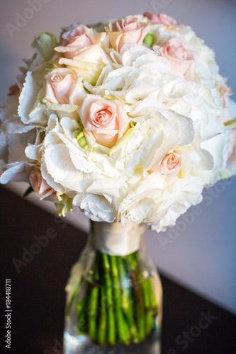 Bukiety pięknych kwiatów w wazonach na stołach