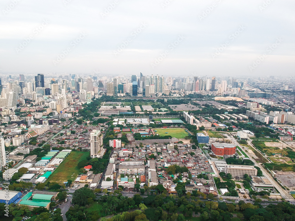 Obraz premium Skyscraper of Bangkok business district with gree park