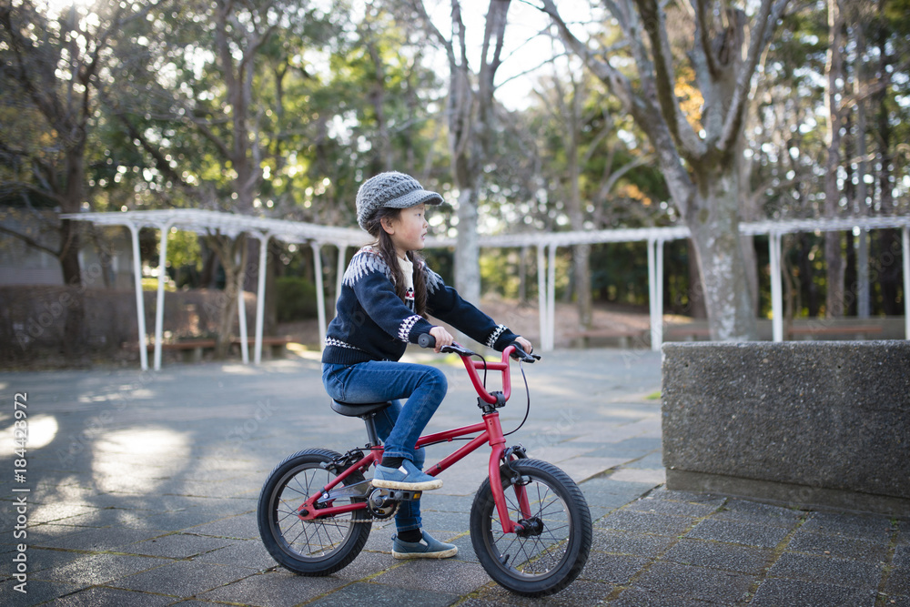 自転車に乗る女の子 自転車に乗る女の子