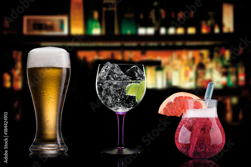 Obraz na płótnie Selection of cocktails martini spritz bramble gin tonic beer bramble bar blurred black background w salonie