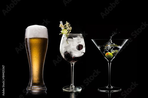 Obraz na płótnie Selection of cocktails martini spritz bramble gin tonic beer bramble bar blurred black background w salonie