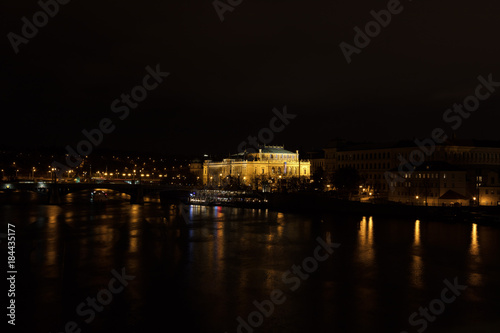 Vue de la Vltava et du museum sur le pont Charles dans la nuit, Vieille ville (Stare Mesto), Prague, Bohême, République tchèque, Europe