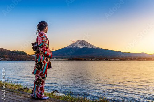Quadro su tela Asian woman wearing japanese traditional kimono at Fuji mountain