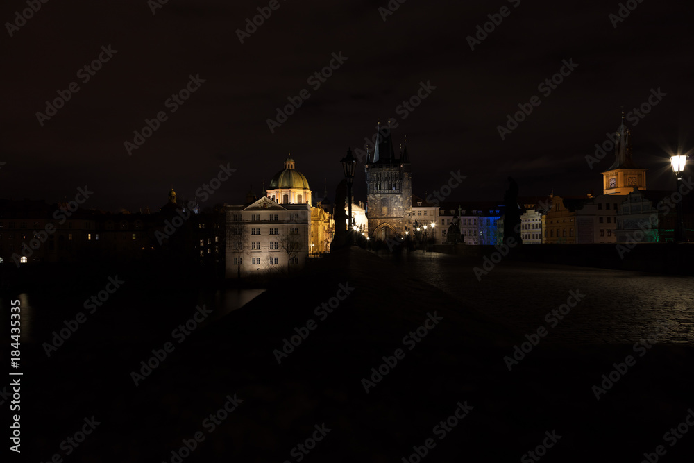 Obraz premium Vue sur le pont Charles dans la nuit, Vieille ville (Stare Mesto), Prague, Bohême, République tchèque, Europe