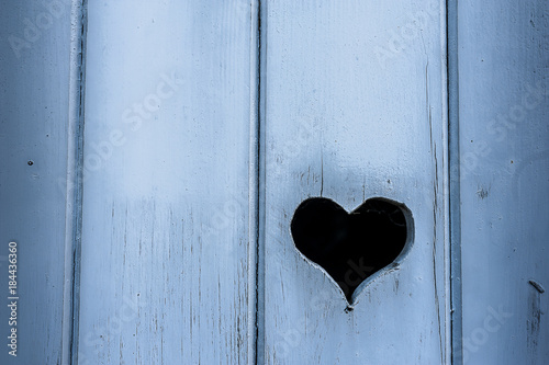 Volet bleu avec coeur en bois
