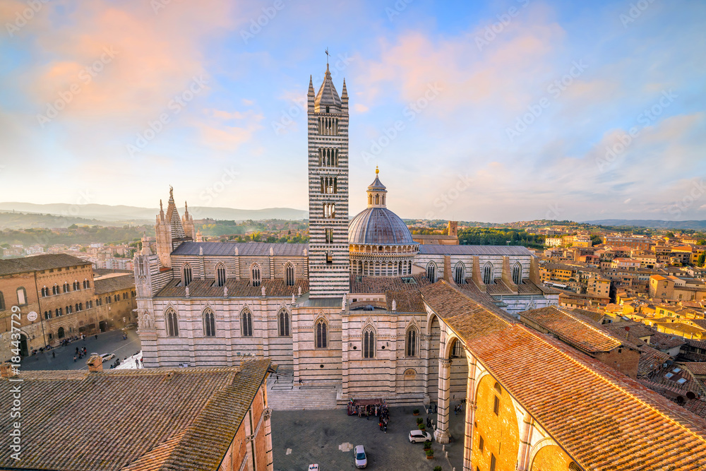 Obraz premium Duomo di Siena or Metropolitan Cathedral of Santa Maria Assunta in Siena