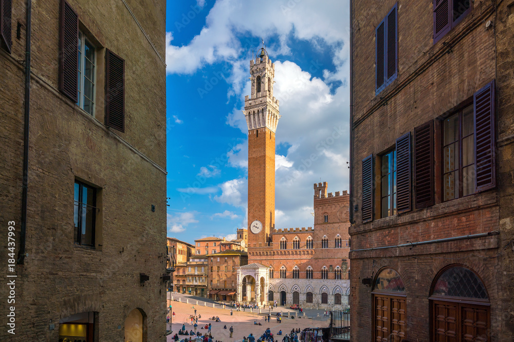 Obraz premium Crowd of people in Piazza del Campo square in Siena