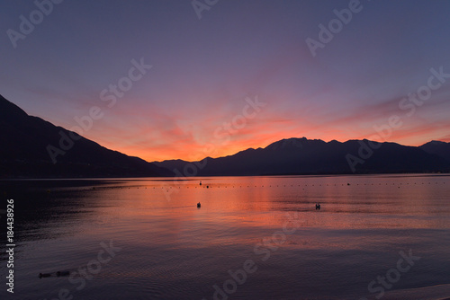 Tramonto con cielo blu e rosa sul lago 
