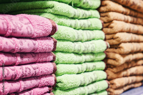 Obraz na płótnie towels on the shelf in the store w salonie