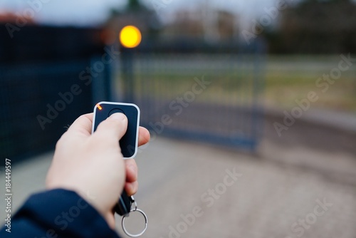 Obraz na płótnie Man opening automatic property gate w salonie