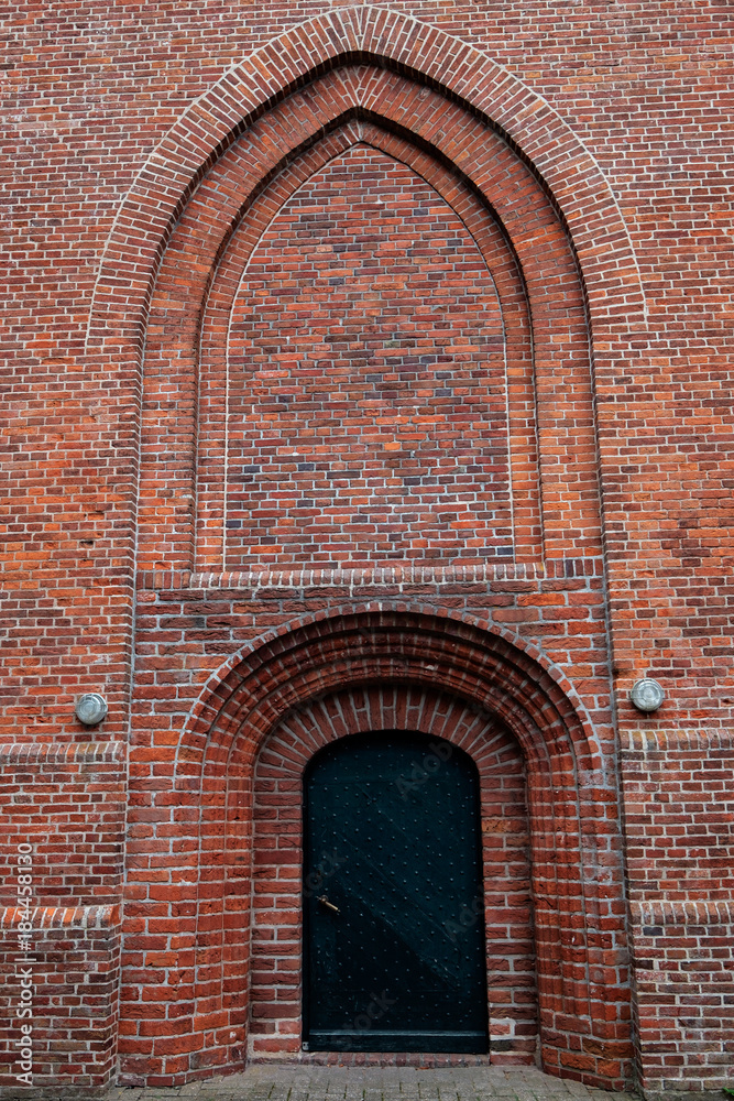 Eingang zur Kirche von Pewsum