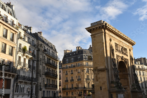 Arc de triomphe de la porte Saint- Denis à Paris, France