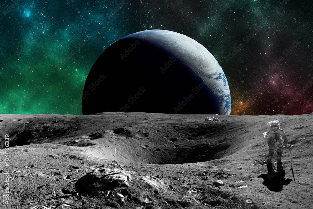 Fototapeta premium Astronauta na Księżycu. Planeta ziemia w tle. Elementy tego zdjęcia dostarczone przez NASA