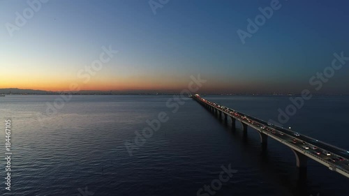 Wallpaper Mural 空撮 - 東京湾の夕暮れとアクアライン 前進 渋滞 Torontodigital.ca