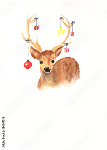Weihnachtskarte: Mit Christbaumkugeln geschmücktes Geweih eines Hirsches als handgemalte Zeichnung mit Textfreiraum