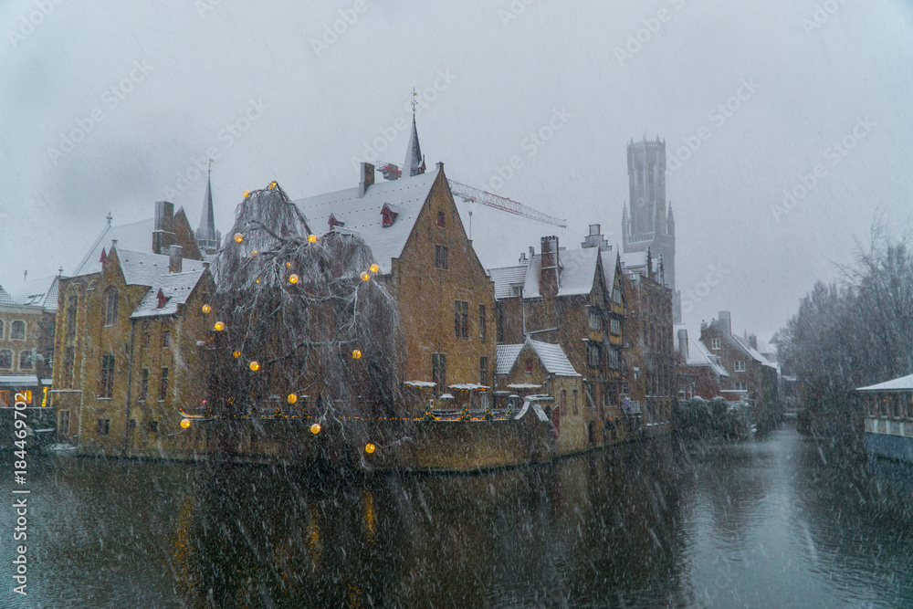 Obraz premium Snow in Bruges on a cold winter day