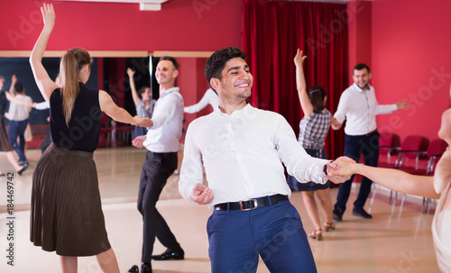 Canvas Print Glad group people dancing lindy hop in pairs