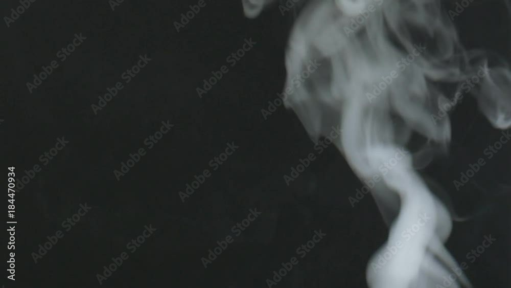 fumo bianco su sfondo nero