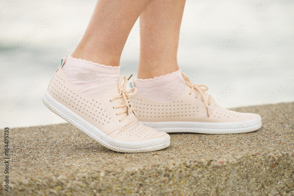 Naklejka premium Woman wearing pink shoes