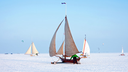 Fotobehang Wintersport IJszeilen op de Gouwzee Nederland  © Nataraj