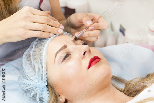 Correction of eyebrows in the beauty salon