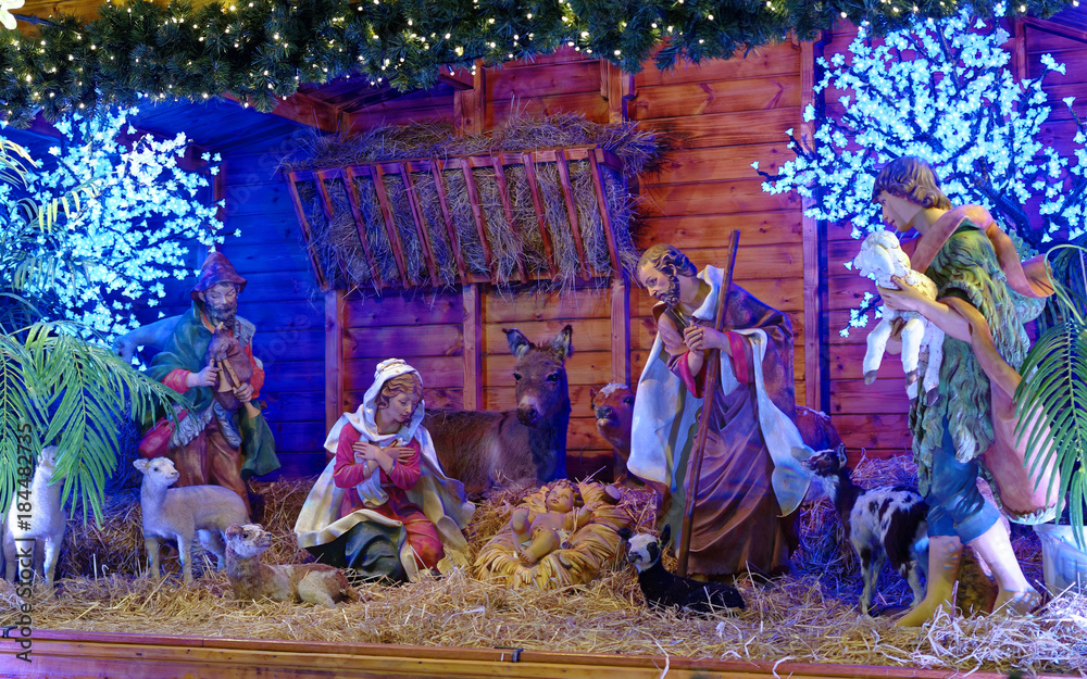 Krippe mit Jesuskind und Darstellung der Geburt von Jesus Christus an Weihnachten