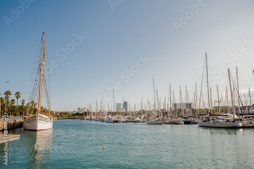Obraz na płótnie Harbor in Barcelona, boats and yachts on turquoise water w salonie