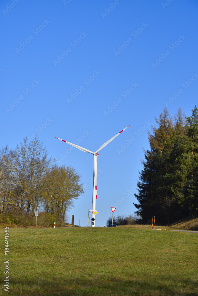 Fototapeta premium turbine, windrad, windkraftanlage, kraft, energie, nachhaltig, erneuerbar, alternativ, technik, elektrizität, kraft, himmel, blau, baum, wald, green, natur, landschaft, ecology, gras, wiese, umwelt, c