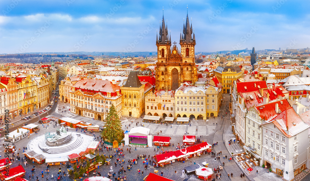 Fototapeta premium Praga. Panoramiczny widok z lotu ptaka na rynek Chrismtas. Sezonowa zimowa sceneria w słoneczny dzień.
