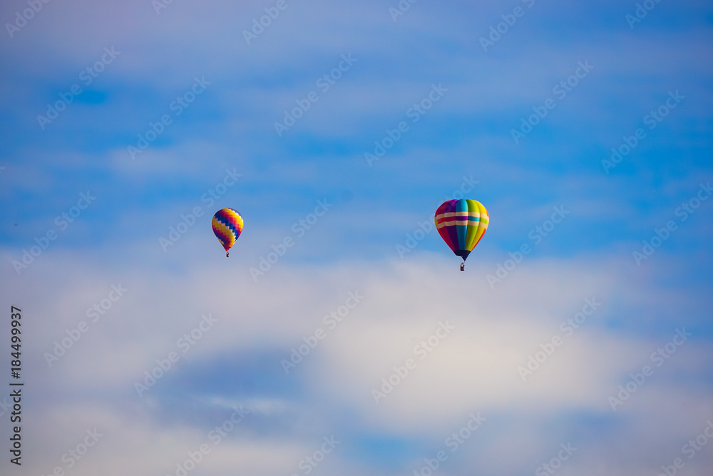 Naklejka premium Blue sky and hot air balloon 青空と熱気球