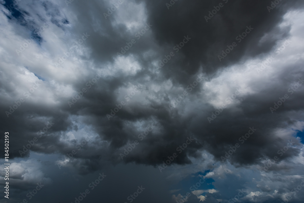 Obraz premium Black cloud and thunderstorm before rainy, Dramatic black clouds and dark sky