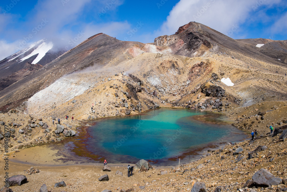 Obraz premium Emerald Lake and the Red Crater on the Tongariro Alpine Crossing in New Zealand